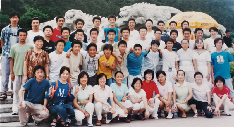 5.2003年非典解封后，学校为缓解学生精神压力，组织第三届学生到大连旅游。图为老虎滩公园留影.jpg